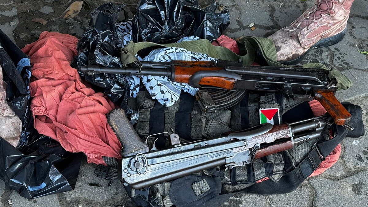 Seized Hamas weapons from Nasser hospital.