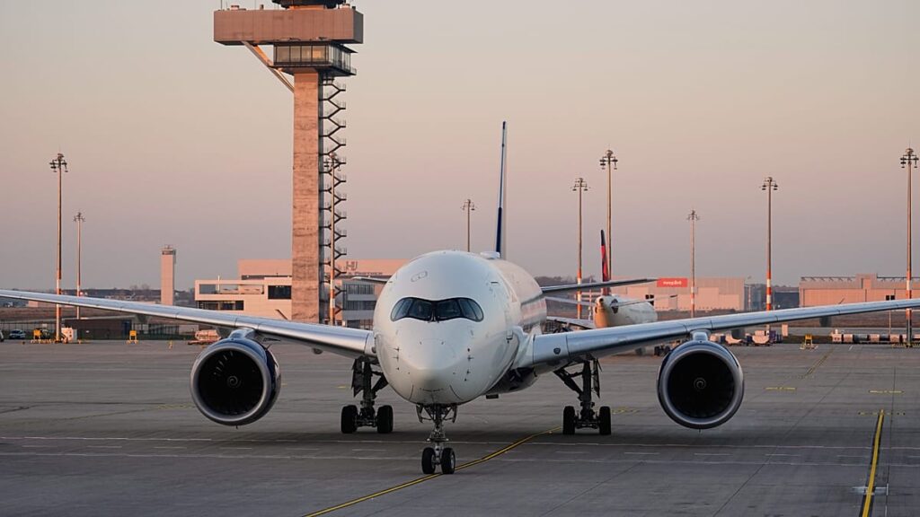 Easter and summer holidays: Expensive flights because of the Iran war?