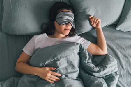 Does having a specific bedtime routine help with sleep?