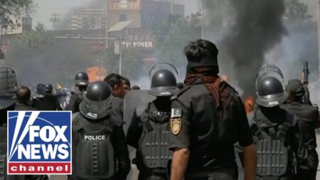 JUST IN: At least 6 killed as hundreds storm US Consulate in Pakistan, report says