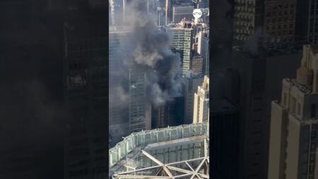 Fire breaks out on roof of Manhattan high-rise Fire breaks out on roof of Manhattan high-rise