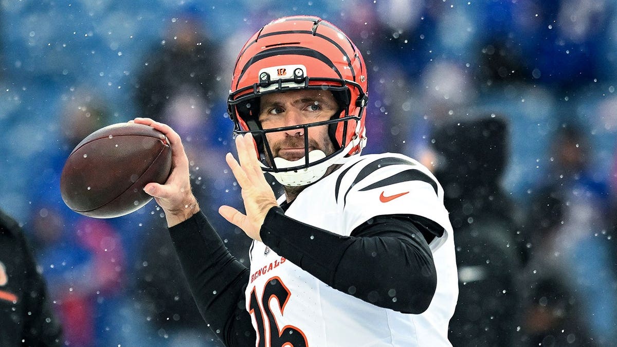 Cincinnati Bengals quarterback Joe Flacco warms up