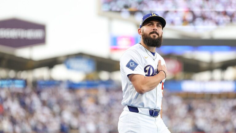 Alex Vesia, Dodgers pitcher who lost infant daughter, gets standing ovation after scoreless return to mound Alex Vesia, Dodgers pitcher who lost infant daughter, gets standing ovation after scoreless return to mound