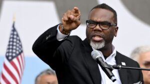 Chicago’s teetering debt is stark warning left-wing mayor is fueling ‘pay later’ doom cycle: expert Chicago’s teetering debt is stark warning left-wing mayor is fueling ‘pay later’ doom cycle: expert