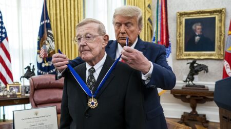 Trump pays tribute to Lou Holtz after legendary football coach’s death