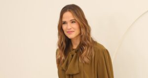 Jennifer Garner’s Mom Cardigan Is ,700 — But This Similar Style Won’t Cost You More Than 