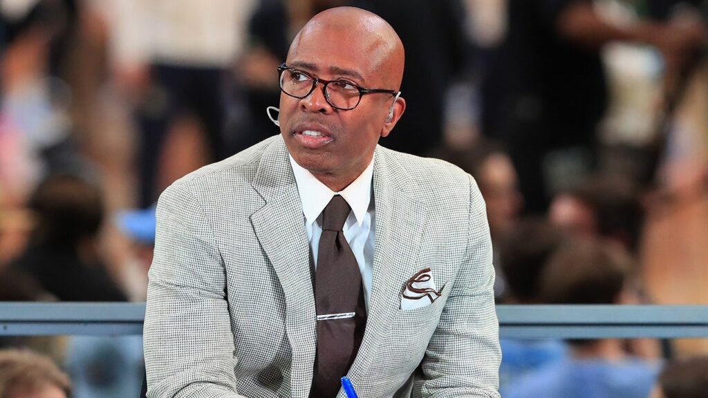 Former UNC basketball star Kenny Smith reacts to Hubert Davis’ firing, shuts down coaching job interest