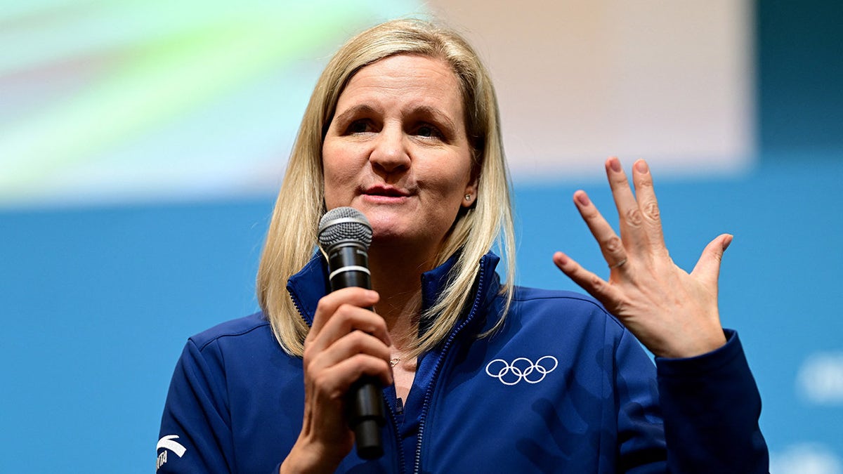 Kirsty Coventry talks to volunteers