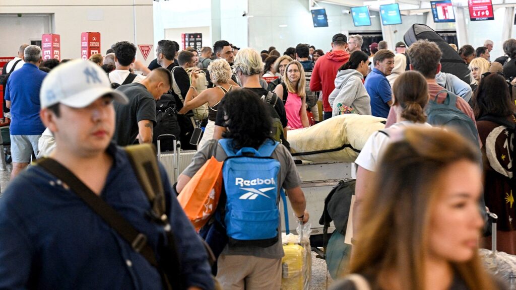 Americans in more than a dozen Middle East nations urged to flee Americans in more than a dozen Middle East nations urged to flee