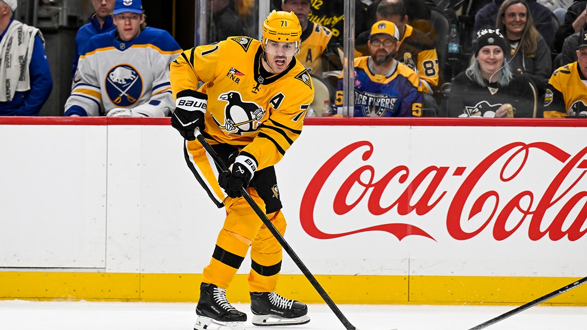 Evgeni Malkin skates