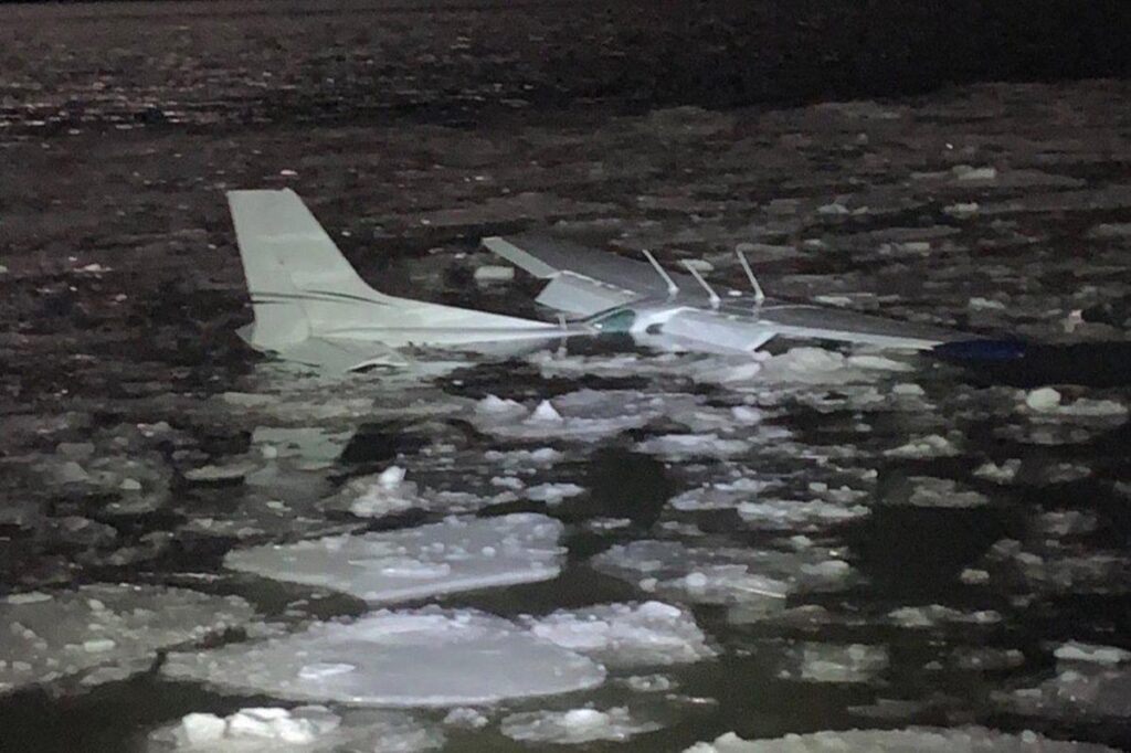 Plane taking off from Long Island crashes into icy Hudson River during emergency landing Plane taking off from Long Island crashes into icy Hudson River during emergency landing