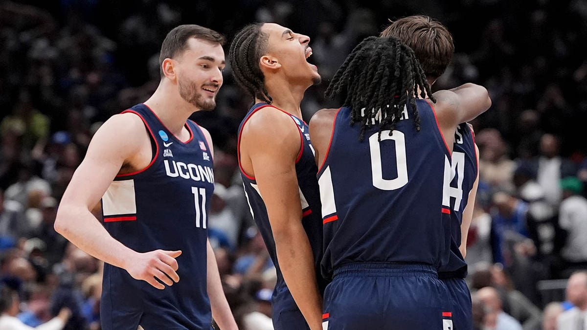 Braylon Mullins with his teammates