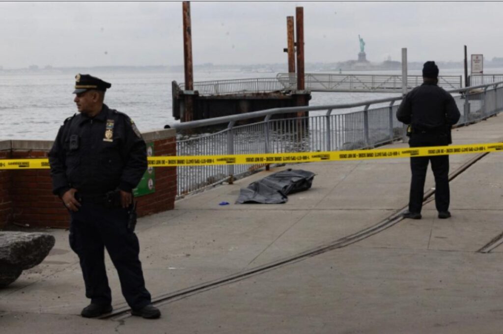 Dead body found floating near NYC docks: cops Dead body found floating near NYC docks: cops