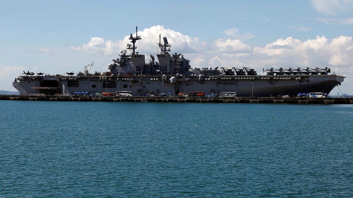 Amphibious assault ship USS Tripoli (LHA-7) i
