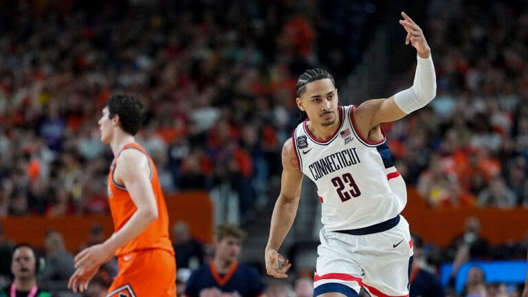 UConn dispatches Illinois to make third men’s national title game in four years