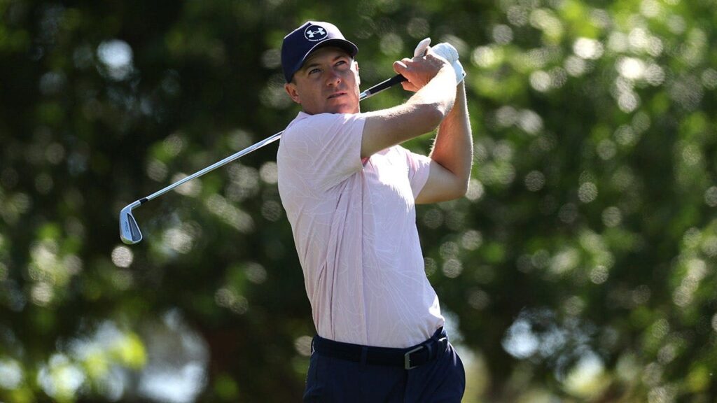 Jordan Spieth’s errant tee shot hits Masters patron, golf star apologizes with signed glove