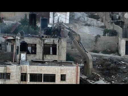 Fact check: Does a video show Israeli soldiers pushing bodies from a rooftop?