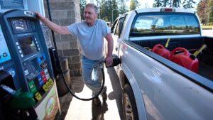 Long lines form at tribal gas stations as drivers chase steep discounts amid high fuel costs