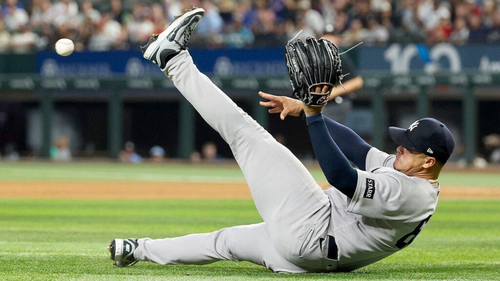 Yankees reliever Fernando Cruz makes dazzling sliding play on bunt in win vs Rangers