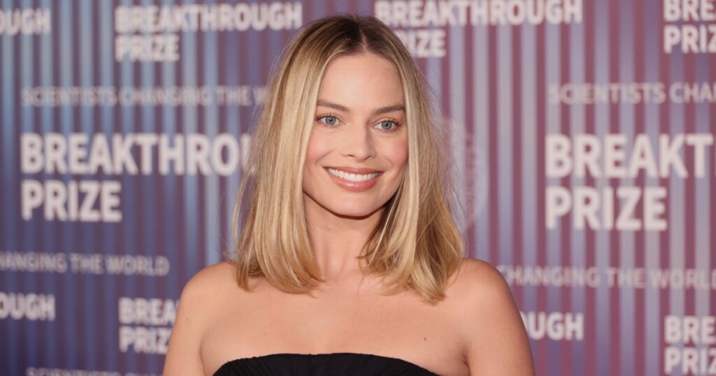 Margot Robbie’s ,000 Handbag Can Be Worn in Multiple, Clever Ways — The  Look