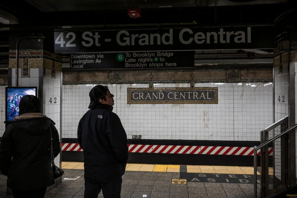 NYC cops shoot machete-wielding stabber at Grand Central Station, halting weekend trains