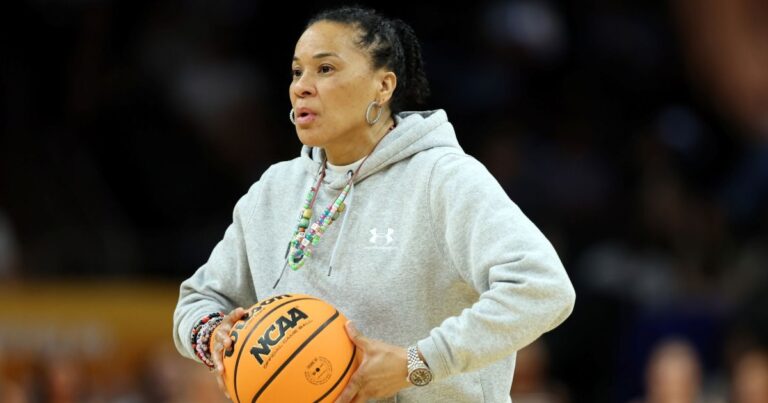 South Carolina Coach Dawn Staley Breaks Silence On ‘Disheartening’ Geno Auriemma Drama South Carolina Coach Dawn Staley Breaks Silence On ‘Disheartening’ Geno Auriemma Drama