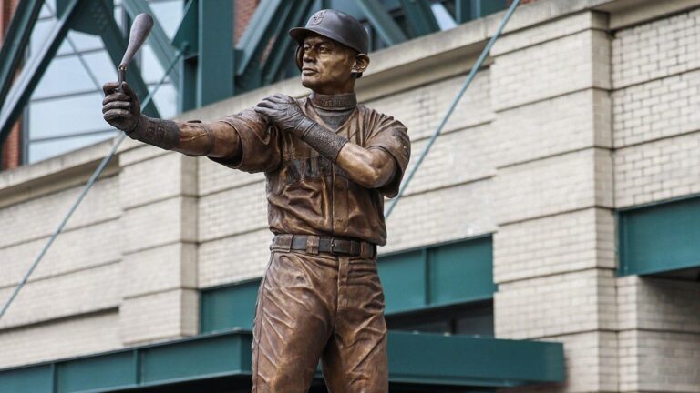 Ichiro Suzuki’s bronze statue loses its bat in an unveiling gone wrong at Mariners home ballpark Ichiro Suzuki’s bronze statue loses its bat in an unveiling gone wrong at Mariners home ballpark