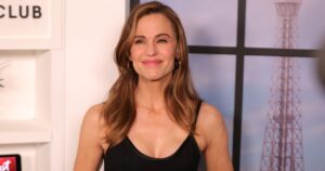 Jennifer Garner’s Loose Wide-Leg Pants Style Is Actually *Way* Comfier Than Jeans