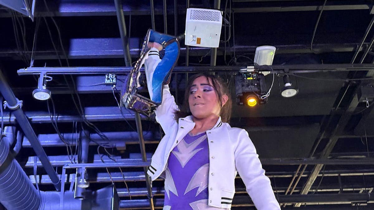 AMIRA holds the belt