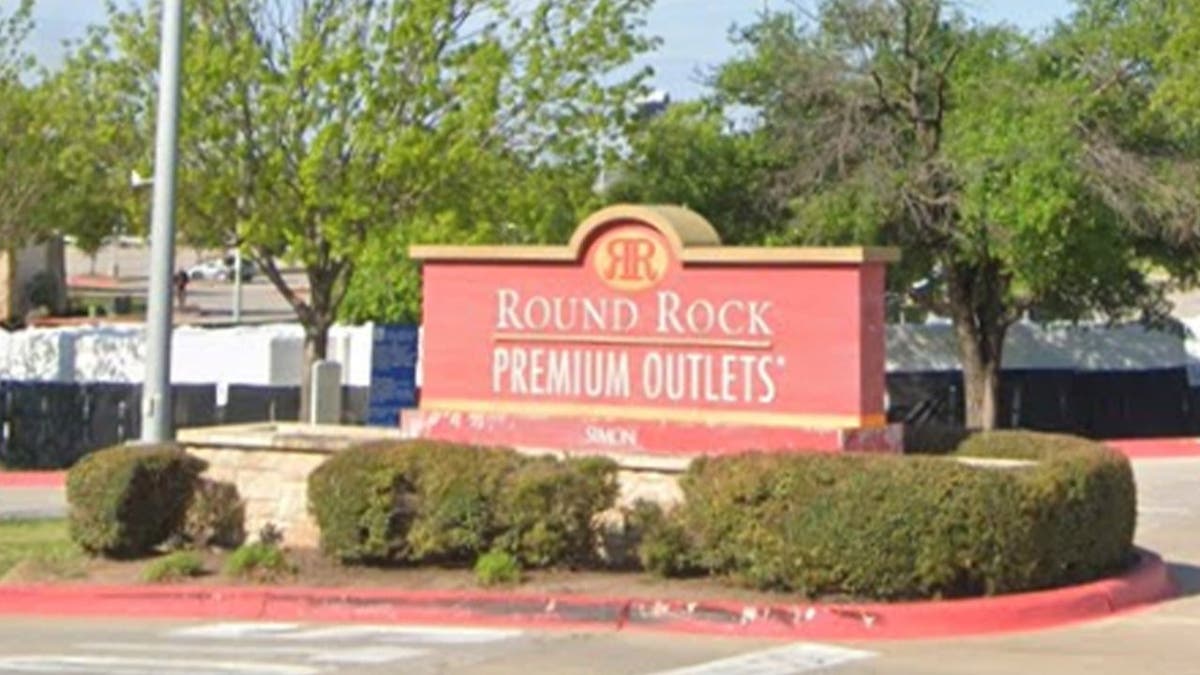 Sign for the Road Rock Premium Outlets