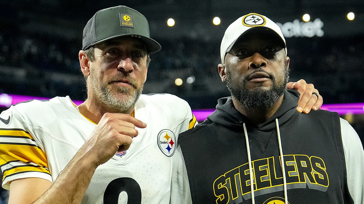 Pittsburgh Steelers head coach Mike Tomlin walking off the field with Aaron Rodgers at Ford Field