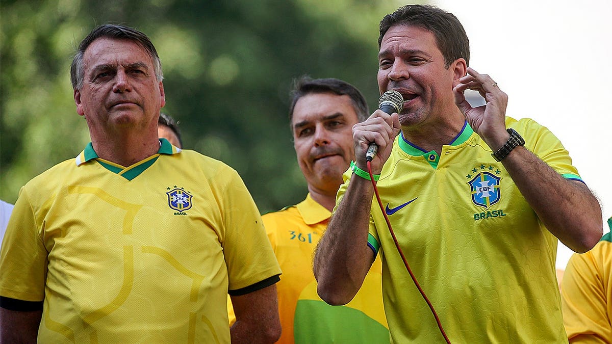 Alexandre Ramagem campaigning with Jair Bolsonaro standing beside him in Rio de Janeiro