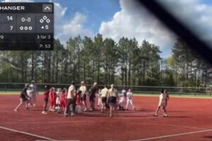 Georgia youth softball coach attacks rival on pitcher’s mound in wild catfight caught on video Georgia youth softball coach attacks rival on pitcher’s mound in wild catfight caught on video