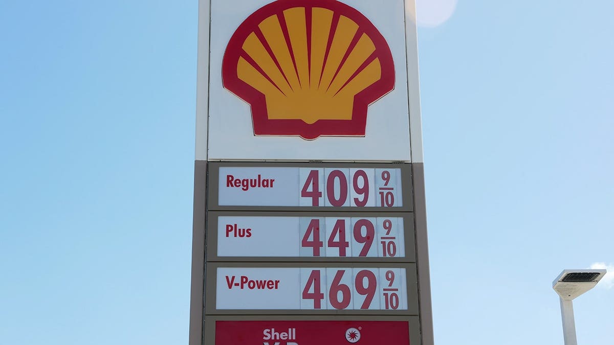 Shell fuel price sign