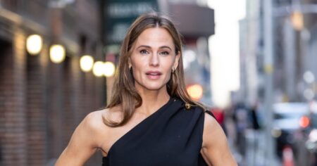 We’re Rocking Jennifer Garner’s Rich Mom Quarter-Zip Pullover All Spring — Shop the Look