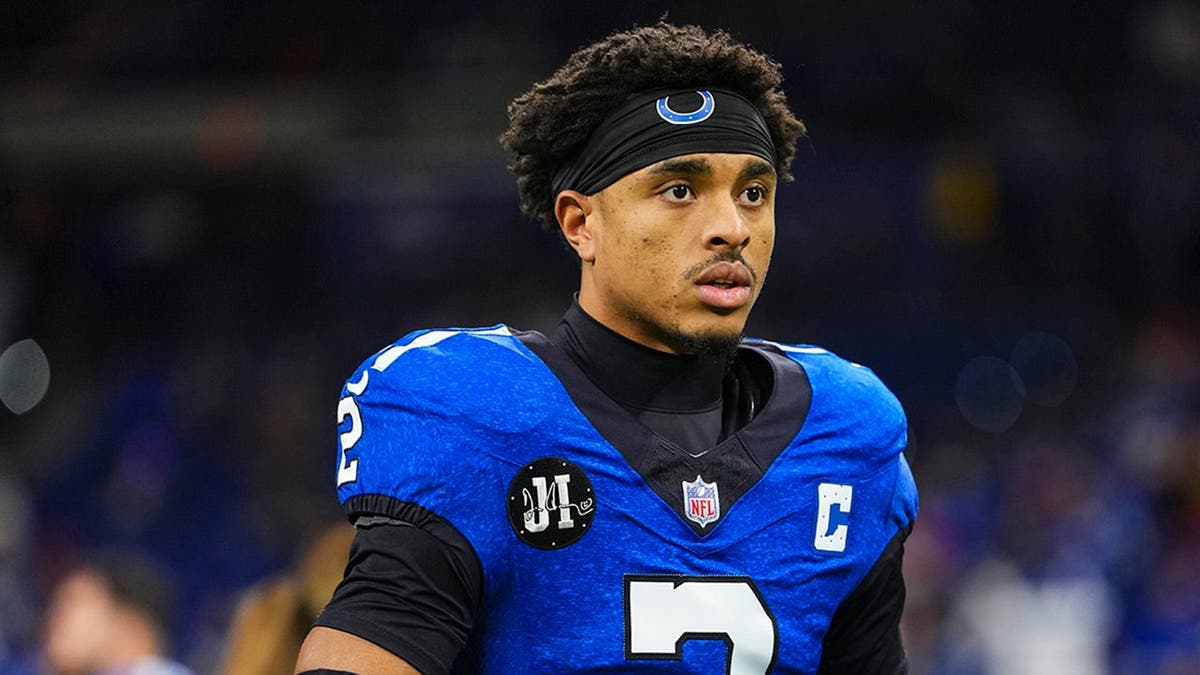 Josh Downs warming up on the field at Lucas Oil Stadium in Indianapolis