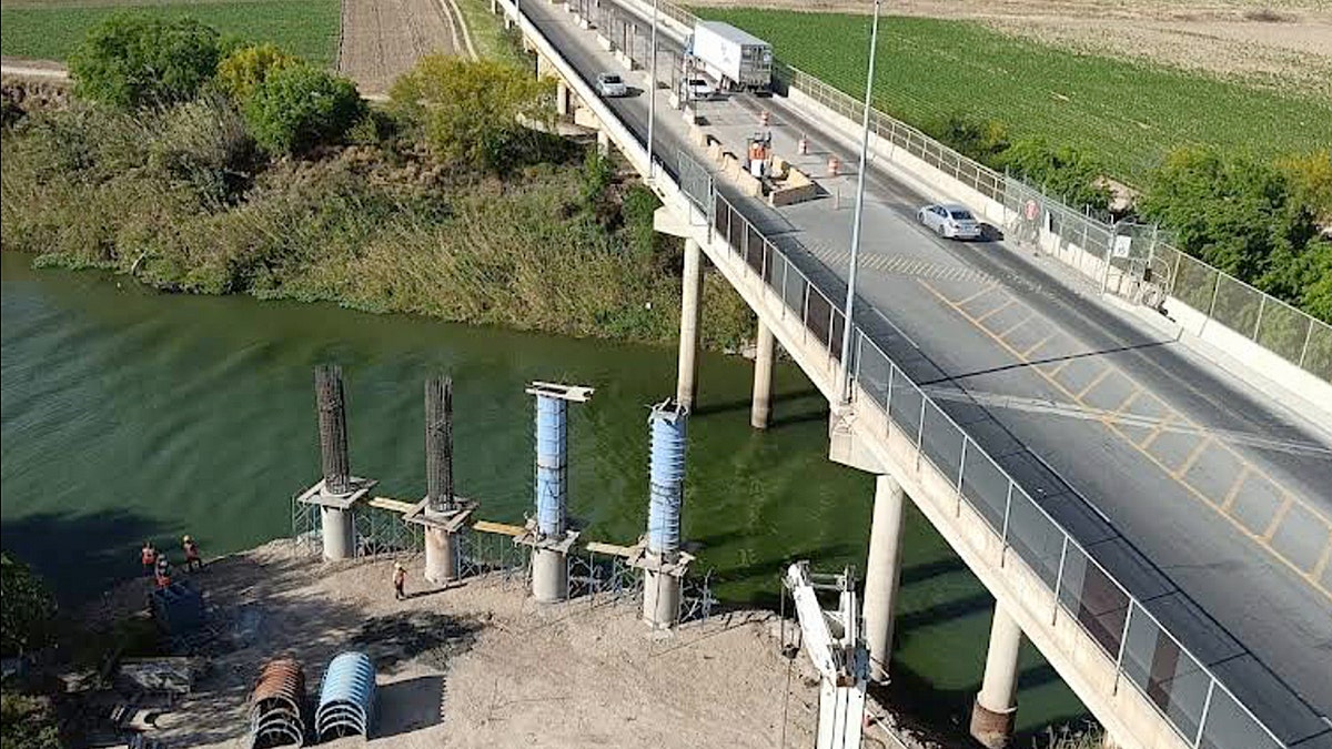 Border agents inspecting lettuce shipment at Texas border crossing
