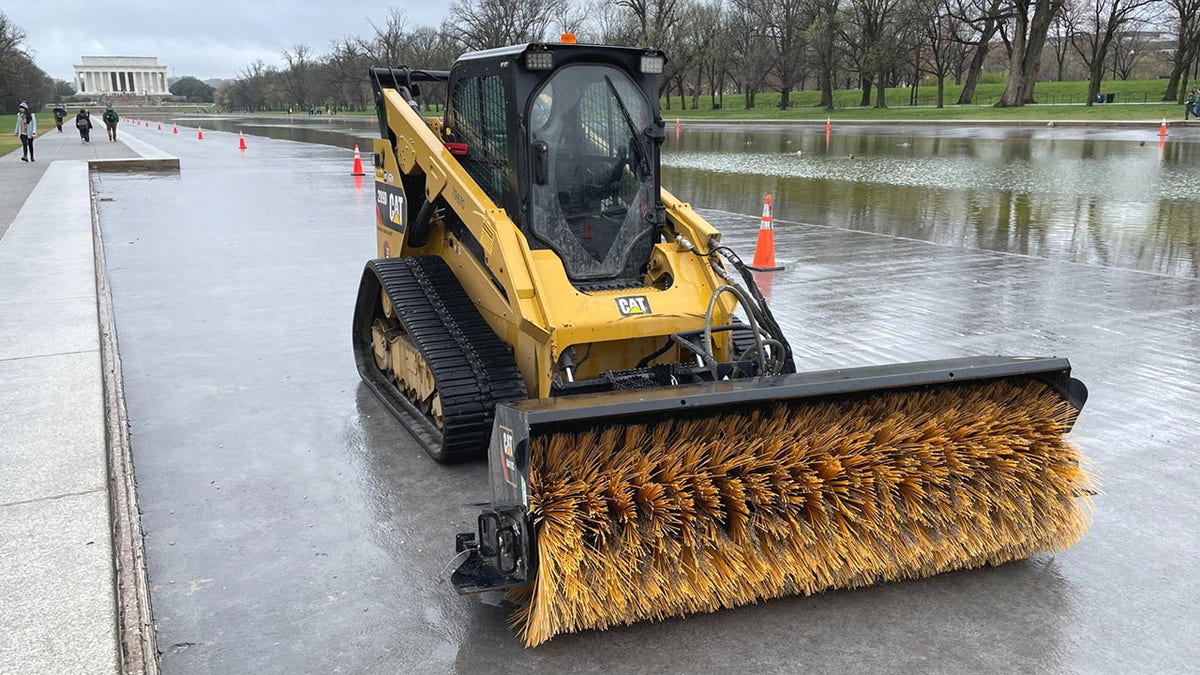 Super scrubber at the Reflecting Pool