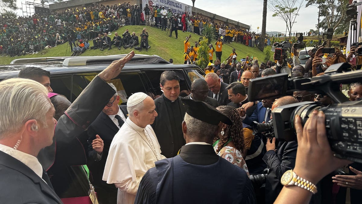 pope leo exits car surrounded by crowds, media