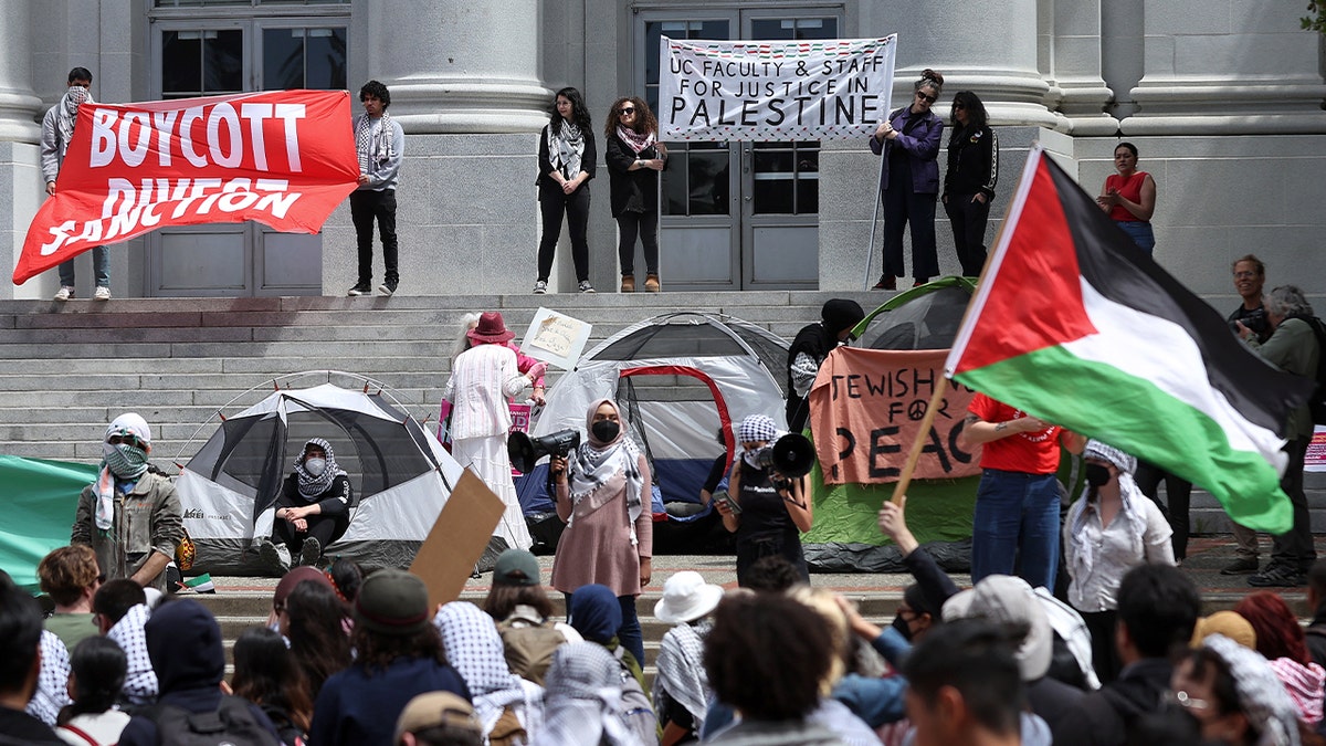 Pro-Palestinian protesters setting up a tent encampment in front of Sproul Hall at UC Berkeley