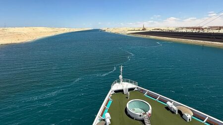 Suez Canal summit: global tourism holds its breath