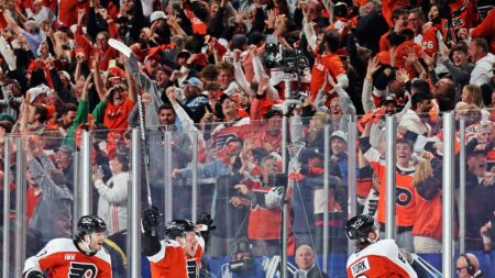 Phillies players viciously booed by Philadelphia faithful at Flyers playoff game
