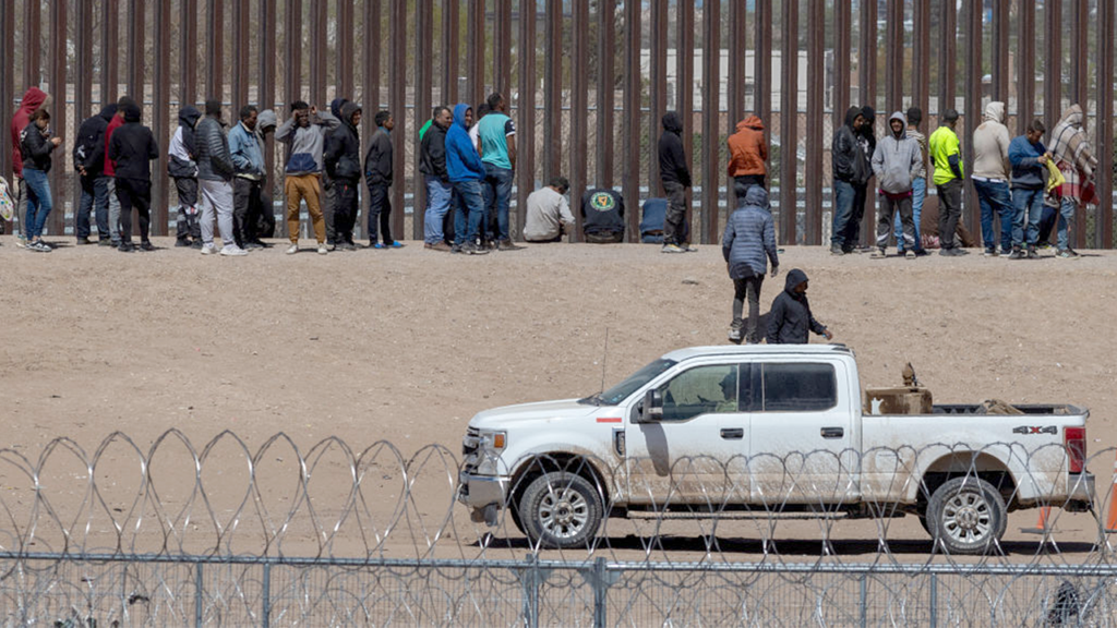 Civil rights groups file lawsuit seeking to block Texas law allowing cops to arrest illegal migrants