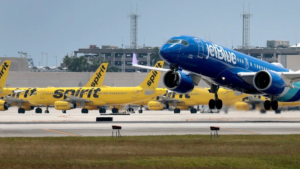 Top airline offers  rescue fares as thousands are left stranded by Spirit shutdown