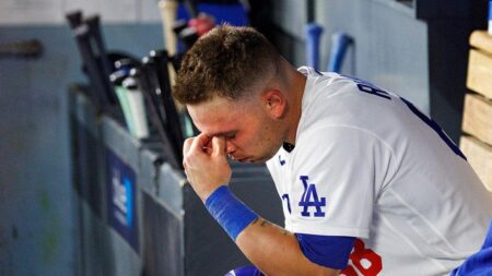 Dodgers catcher takes out frustration on himself by banging bat over his own head after strikeout