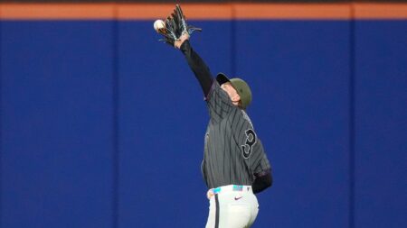 Mets survive Carson Benge’s brutal error against Yankees in Subway Series