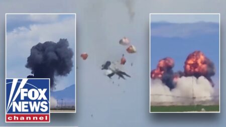 Two Navy jets CRASH midair during Idaho air show