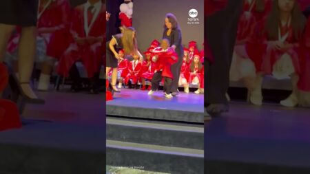 Florida kindergartener runs to mom during graduation ceremony