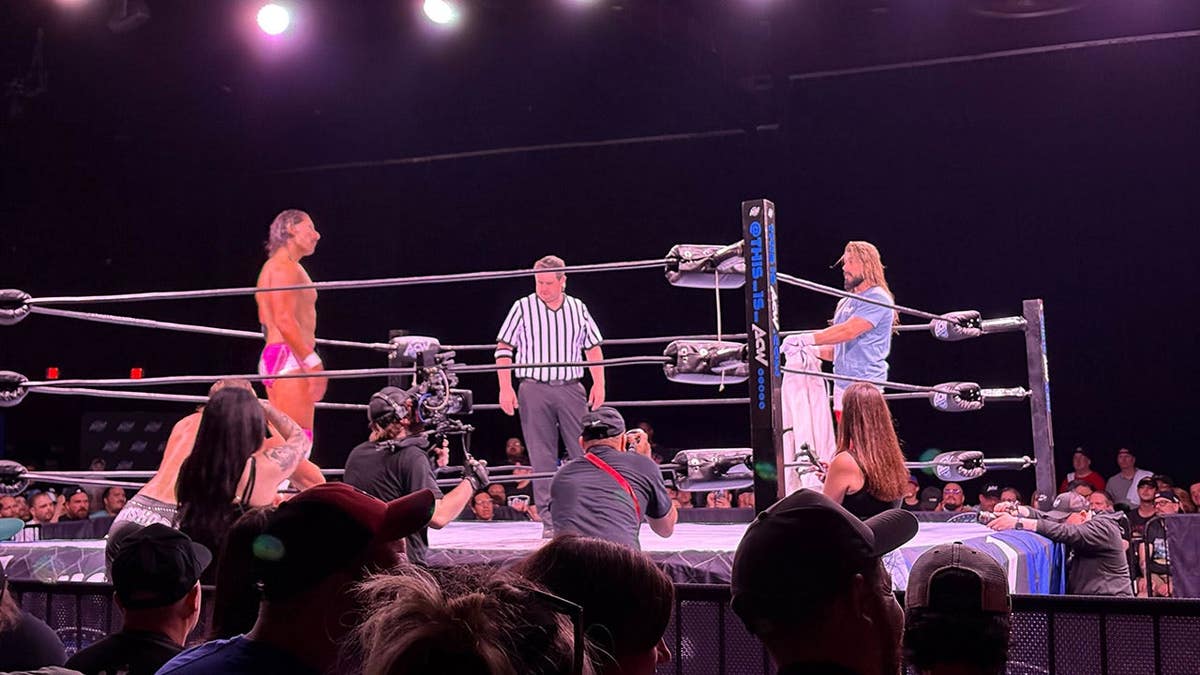 Richard Holliday takes on Andrade El Idolo