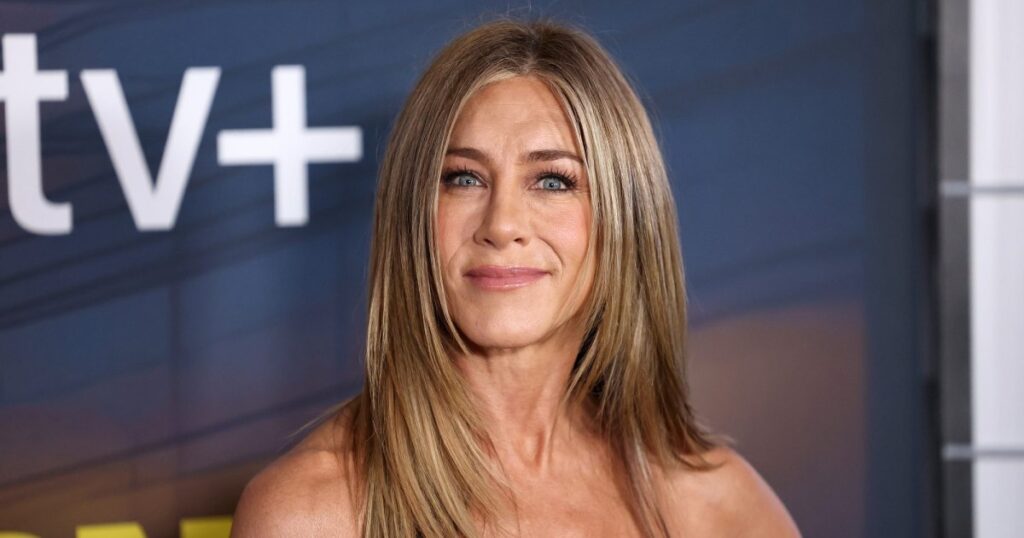 Jennifer Aniston Turned Basic Flip-Flops Into a Chic Spring Essential — The Look for 